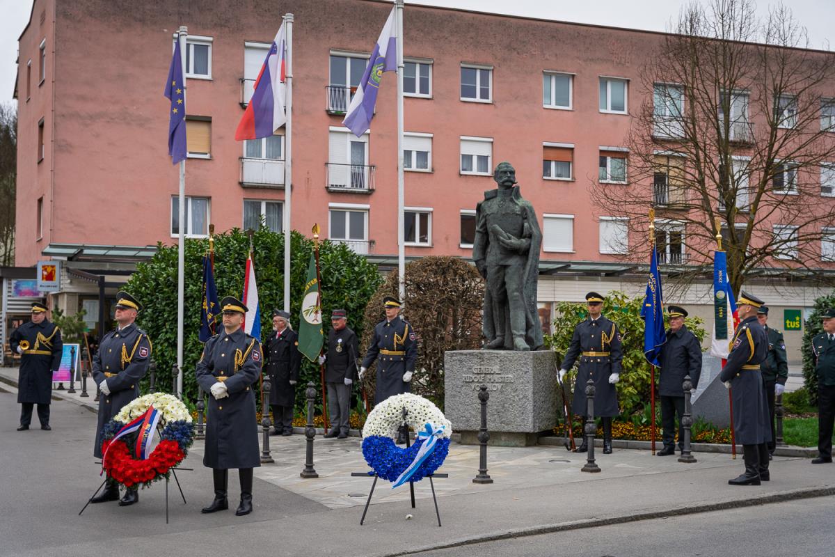 Polaganje cvetja na občinski praznik (19)